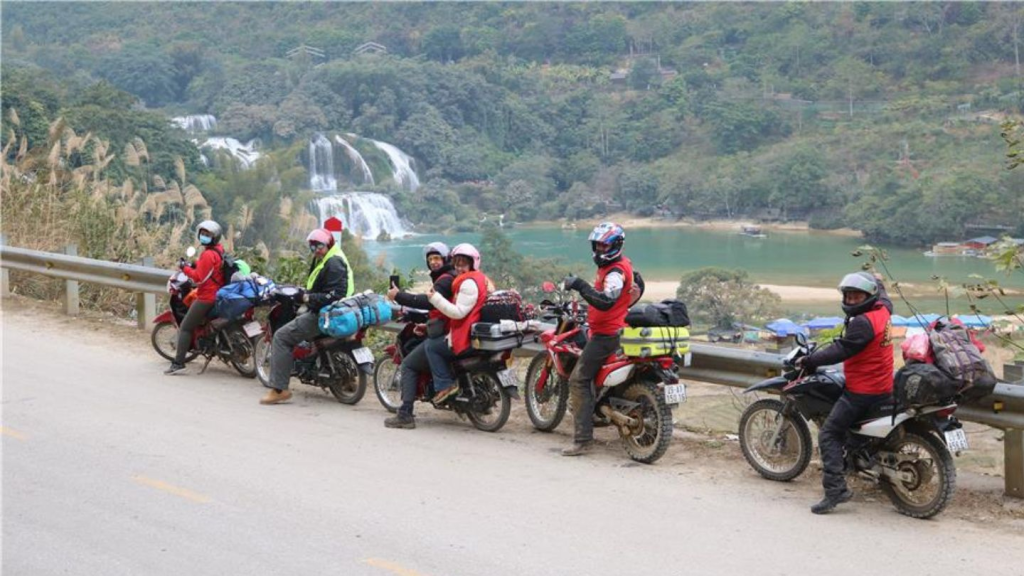 Ha Giang Motorbike Rental QT – rider on Ma Pi Leng Pass overlooking Ha Giang mountains