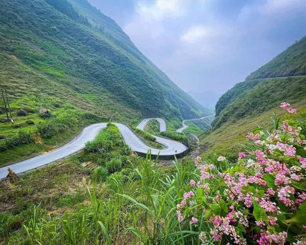 Ha Giang Loop Ma Pi Leng viewpoint, Dong Van plateau motorbike, Ha Giang Loop panorama, Ha Giang rider valley view